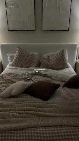bedroom reset☁️✨🤎🕯️ #bedroom #bedroomreset #resetwithme #resetroutine #cleaning @poppi shop @SoftFrame @onequince 