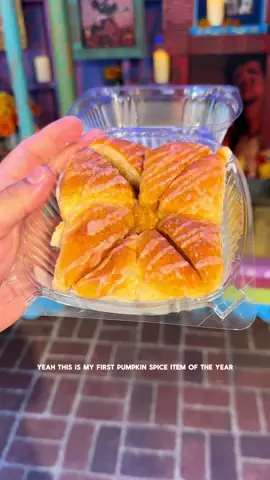 PUMPKIN SPICE GOODNESS 🤭 #pumpkinspice #disneyland #sweettreat #halloweentime 