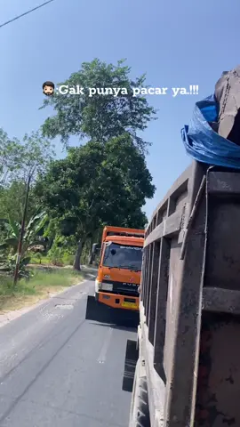Senior gak perlu banyak cerita, cukup diam langsung jumpa😅🤭 #trukbalap #fyp #salamsatuaspaltigapedal #sodrekersindonesia #dumptrukpasir 