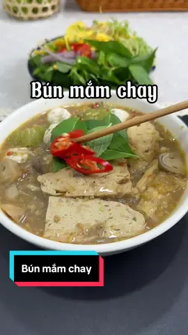 Trời mưa mưa như này mà có tô bún mắm chay nóng hổi xì xụp thì còn gì bằng nè#bepnhachin #xuhuong #homnayangi #bunmam #mamchay 