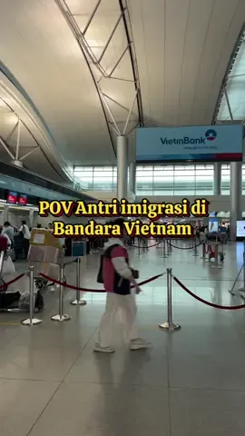 Imigrasi bandara di Vietnam emang terkenal dengan antriannya yang LUAR BIASA!!! Ini flight jam 09.05, sampe di airport 06.32, check-in sekitar 20 menitan, antri imigrasi sekitar 45 menitan. Denger2 bahkan ada jual fast track supaya bisa cepet proses di imigrasinya. GILLLAAA SIH 🫠🫠🫠🫠🫠 #sobatngetrip #kelilingdunia #traveling #airportlife #vietnam 
