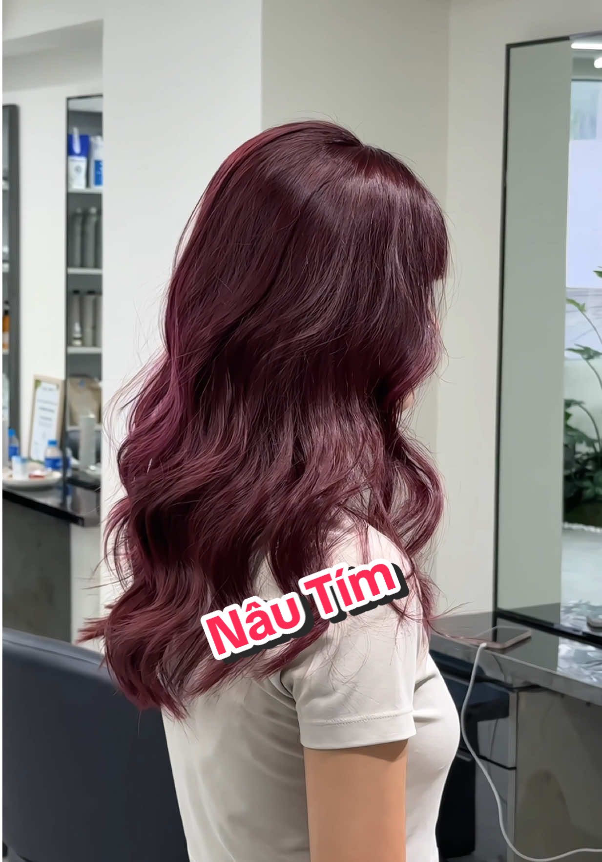 Màu tóc Nâu Tím cực tôn da mà không cần tẩy luôn ạ ! Ưu điểm của màu này là thời gian chơi từ 4-5 tháng , và khi phai sẽ không bị ra vàng nha !Nàng nào vẫn phân vân chưa biết chọn màu gì thì inbox 1USD tư vấn miễn phí cho nhen !Đừng quên 1USD đang ưu đãi từ 10%-15% cho khách hàng đặt lịch hẹn trước nhen!#TikTokAwardsVN2023 #SportsOnTikTok #tocdep #hairstyle #phunu       