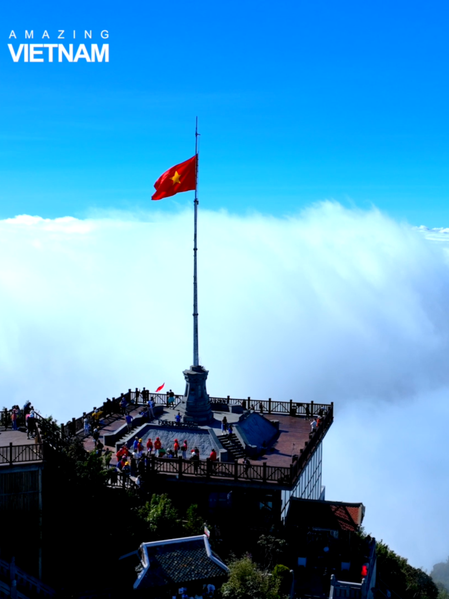 Lễ thượng cờ trên đỉnh Fansipan nơi có cột cờ cao nhất Việt Nam