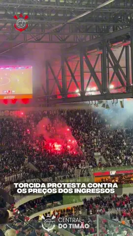 Protestos 🏴🏳️ A Fiel protestou contra o preço abusivo dos ingressos no setor visitante. 📹 @fabrizioreusing / Central do Timão  #centraldotimao #corinthians #copadobrasil #sccp #timao