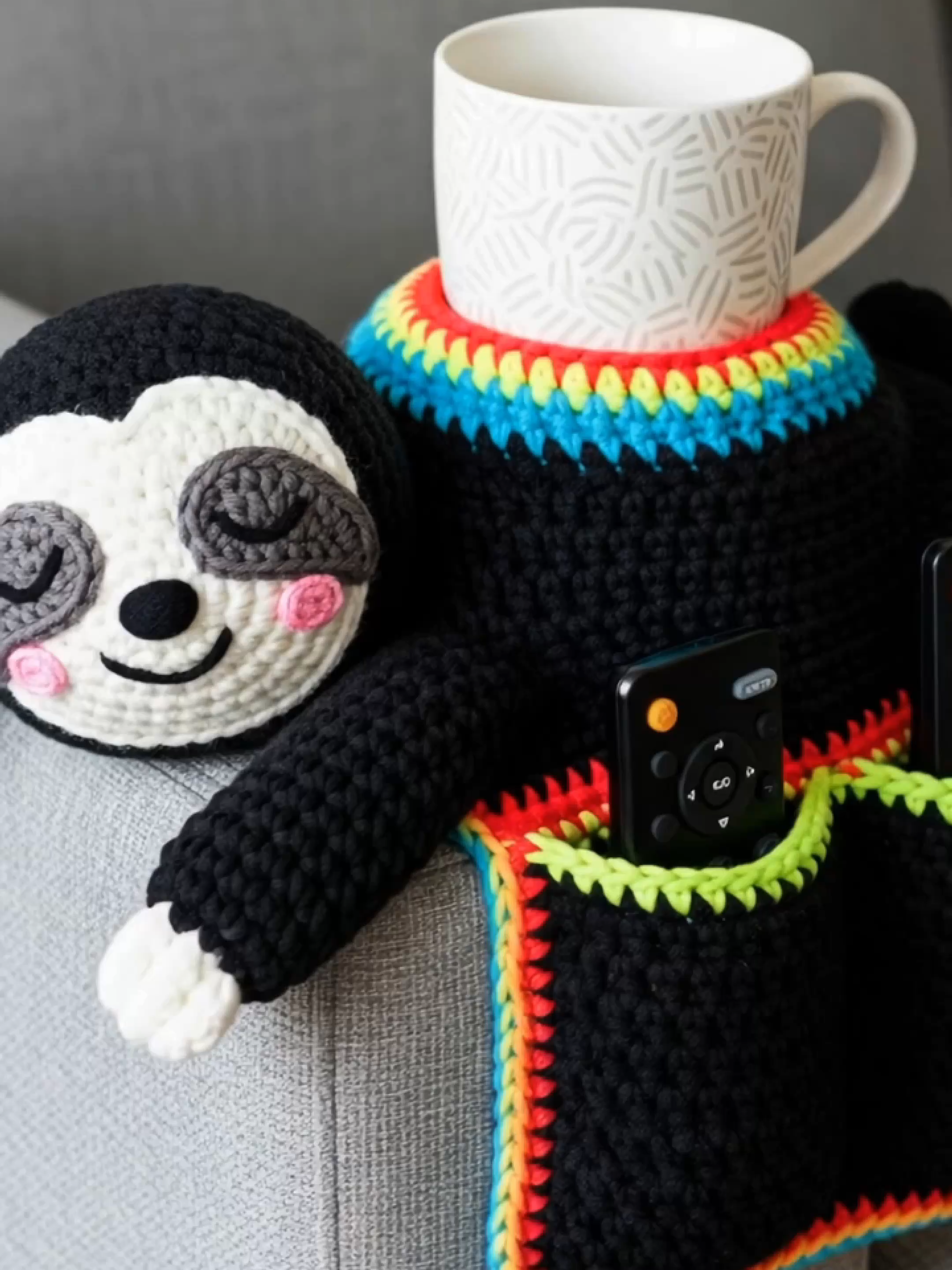 Handmade Crochet Sloth Sofa Organizer 🦥 🛋 The Sloth Sofa Organizer is proof that décor doesn’t need to be extravagant to make an impact. Sometimes, it’s the little touches—the soft textures, the smiling face, the convenience of having everything in one place—that elevate our daily lives.