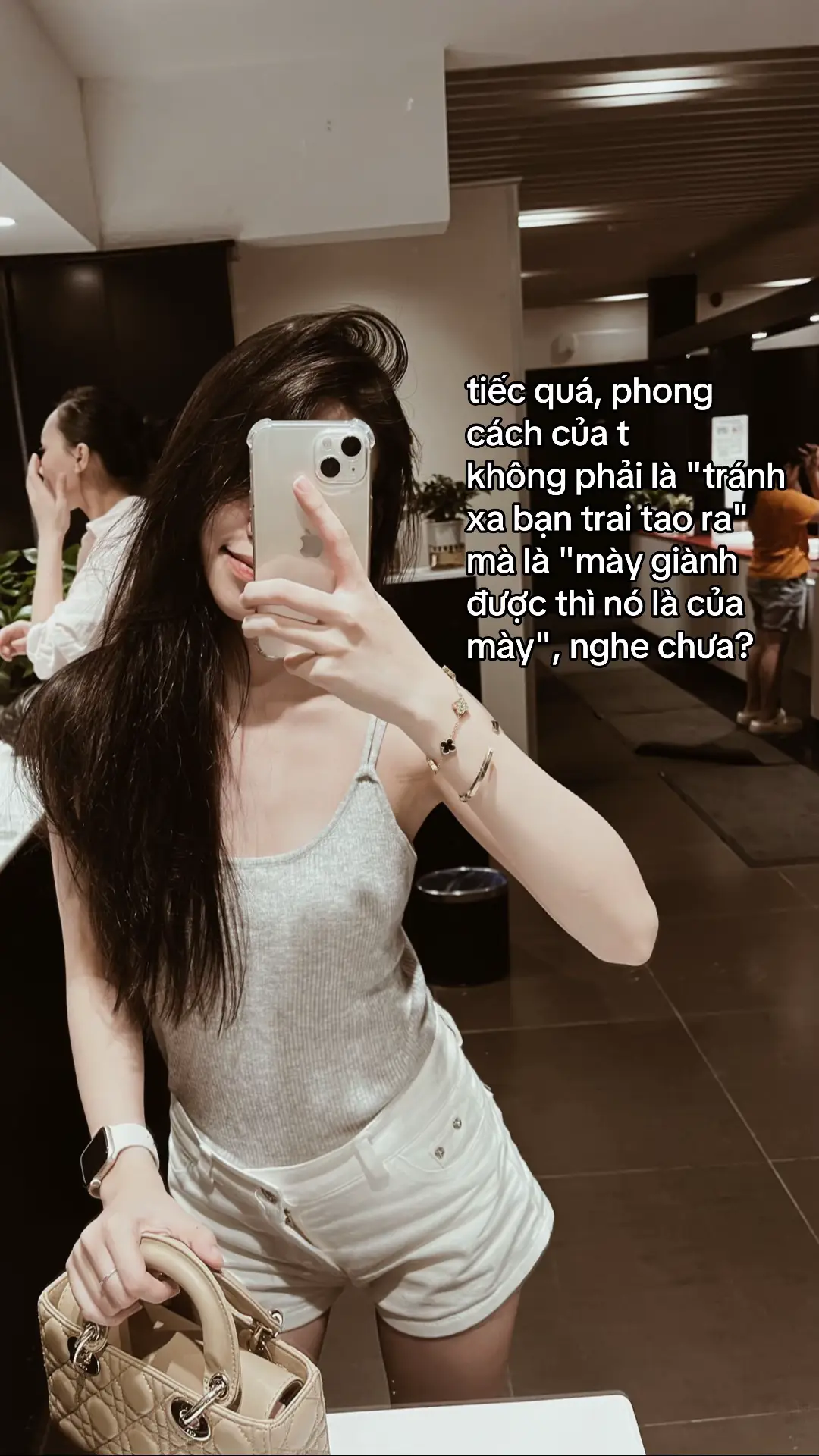 Nắng lạc đường đi theo cơn gió tầm thường 