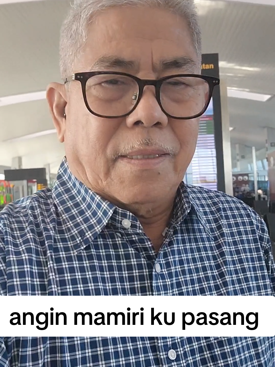 ANGIN MAMIRI KU PASANG Anging mamiri ku pasang Pitujui tontonganna Tusaroa takkan lupa Batumi anging mamiri Anging ngerang dinging-dinging Namalontang saribuku E aule Na mangu rangi Tutenaya tutenaya parisina Batumi anging mamiri Anging ngerang dinging-dinging Namalontang saribuku E aule Na mangu rangi Mato'lorang mato'lorang je'ne mato #TEKAD #IFAD #SPU #NPMU #PENDAMPING