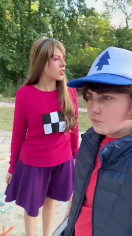 Siblings by chance best friends by choice :33 🫶 Dipper: @🔥CROW🔥  #gravityfalls #fypシ゚ #dipperpines #mabelpines #cosplay 