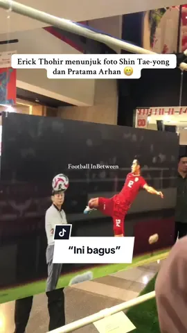 “Ini bagus”, kata Ketum PSSI Erick Thohir menunjuk foto Shin Tae-yong dan Pratama Arhan pada pameran foto “90’ & Beyond” di Mal Sarinah, Jakarta, Rabu.  #shintaeyong #pratamaarhan #erickthohir #timnasindonesia 