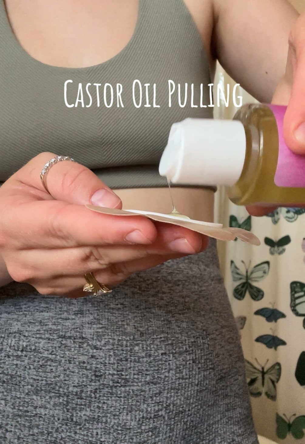 These castor oil packs are awesome for using castor oil mess free. #castoroil #castoroilpack #holisticwellness #crunchy #castoroilforstomach 