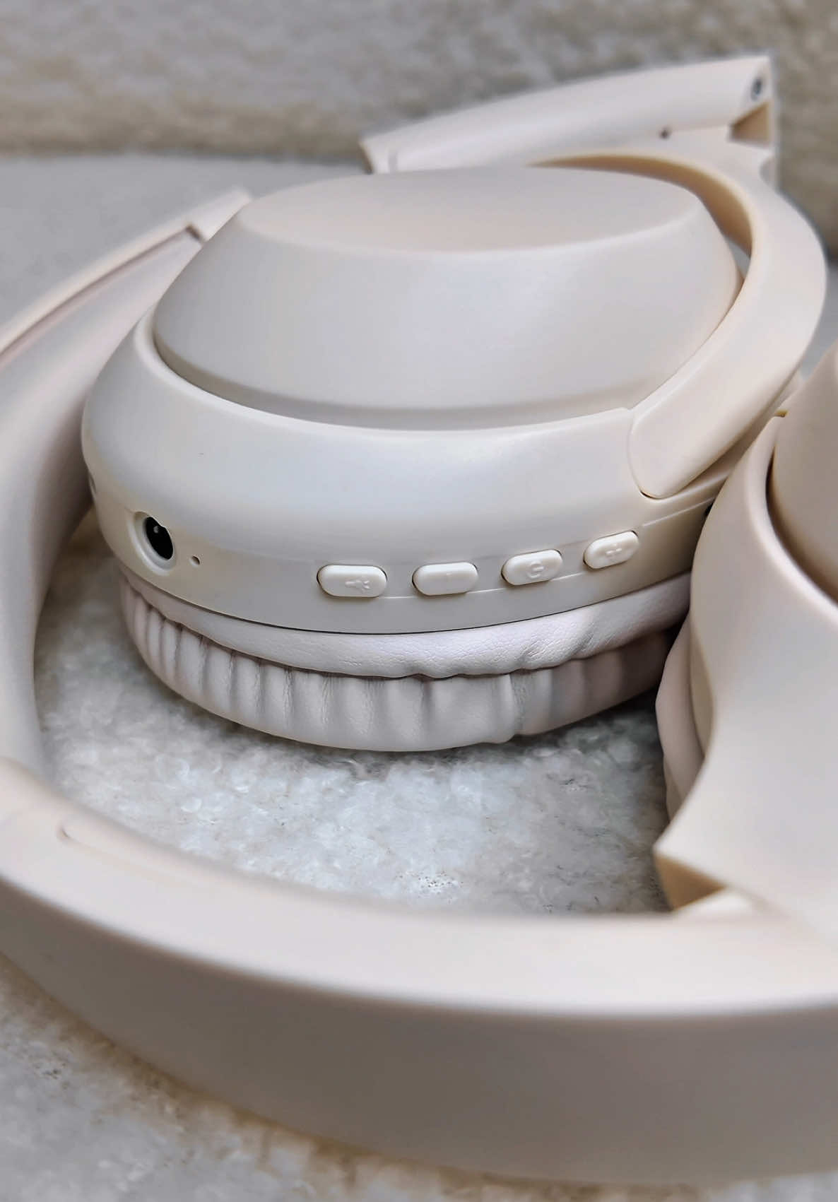 Ngayon lang ako nakakita ng ganito kamura pero grabeng quality ng headphone. May subwoofer at 360 surround sound kaya grabe ung tunog at bass! May noise cancellation pa kaya pwede kang makipagusap sa call gamit ito at kahit maingay yung paligud, hindi maririnig! Sulit na sulit ka talaga dito lodi. Checkout mo na habang may stocks pa #headphone #bluetoothheadphones #wirelessheadphones #aestheticheadphones #musiclover 