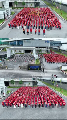 🇻🇳🔥 FUKANG RỰC RỠ SẮC CỜ ĐỎ SAO VÀNG – CHÀO MỪNG QUỐC KHÁNH 2/9 🔥🇻🇳 Những ngày này, Công ty TNHH Fukang Technology ngập tràn trong không khí hân hoan, tự hào. Từng con đường, từng góc văn phòng, nhà ăn, cho đến lối đi đều phủ rực sắc đỏ của cờ đỏ sao vàng, tạo nên một khung cảnh trang nghiêm mà tràn đầy khí thế. Dưới sự quan tâm và sự ủng hộ đặc biệt nhiệt tình của Ban lãnh đạo công ty, nhất là Ngài Tổng giám đốc phụ trách nhà máy Fukang Việt Nam – Richard Sir, Công đoàn Fukang đã tổ chức một hoạt động vô cùng ý nghĩa và thiêng liêng: ✨ Hơn 500 công nhân viên trong màu áo cờ đỏ sao vàng đã cùng nhau xếp thành hình lá Quốc kỳ Việt Nam, đứng chào cờ và cất vang Quốc ca ngay tại cổng công ty. Khoảnh khắc ấy, khi lá cờ Tổ quốc tung bay, tiếng hát Quốc ca vang vọng, từng ánh mắt của công nhân viên đều ánh lên niềm tự hào, xúc động. Nhiều người chia sẻ rằng họ cảm nhận được sự thiêng liêng của Tổ quốc ngay trong trái tim mình, thấy rõ hơn trách nhiệm và niềm hạnh phúc khi được góp sức lao động, cống hiến cho quê hương. Có những nụ cười rạng rỡ xen lẫn những giọt nước mắt xúc động – tất cả cùng hòa chung trong một bầu không khí thiêng liêng và chan chứa tình yêu nước. Hoạt động này không chỉ khơi dậy tinh thần dân tộc nồng nàn mà còn thể hiện rõ sự đoàn kết, gắn bó từ ban lãnh đạo đến toàn thể công nhân viên Việt Nam trong ngôi nhà chung Fukang. Đây là minh chứng hùng hồn rằng mỗi cá nhân nơi đây đều mang trong mình ý chí, niềm tự hào và khát vọng vươn xa cùng đất nước. 🌟 Fukang cùng Việt Nam tiến bước – Foxconn cùng Việt Nam vươn xa! 🌟 #quockhanh2025🇻🇳🇻🇳❤️ #fukang_technology #foxconn_hồnghải_bắcgiang❤️ #xuhuong 