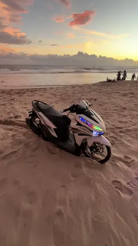 candu lagu atau pantai nya ? #vario125 #pantaivibes #vario125new #fypage #sawarnabeach 