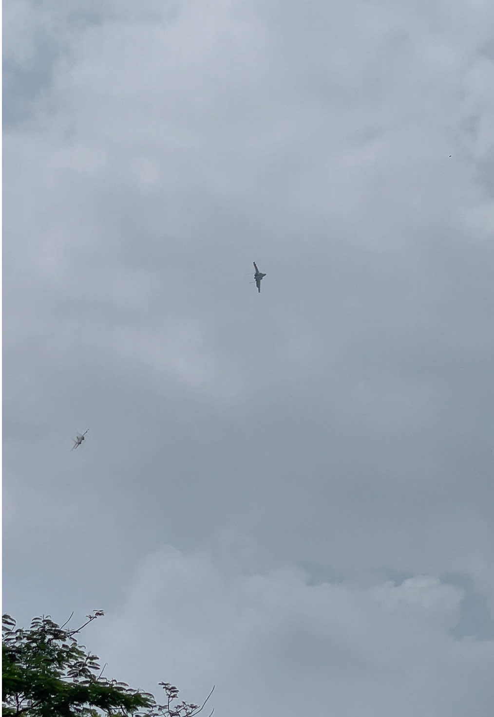 Su30-MK2 đội hình 2 chiếc trình diễn nhào lộn nhiều vòng để bù đắp cho sự ngóng chờ của bà con ngày 28/08/2025 🤩🥹🤩 #a80 #su30mk2 #daile2thang9 #concertquocgia #chillnuamemang 