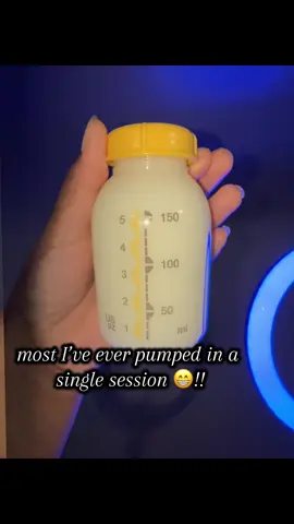 literally was overflowing out the bottle 😅 I love it!!  I wish every session was like this 😩 #pumpingjourney #pumpingmom #breastfeeding #babytok #momtok 