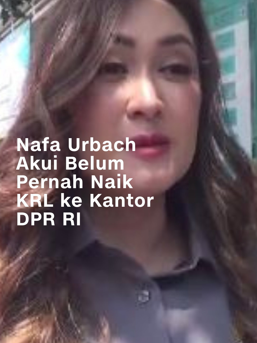 Nafa Urbach memberikan klarifikasi mengenai pernyataannya yang sempat menuai kritik. Ia mengaku menerima kritik dari masyarakat dengan lapang dada. Nafa Urbach sebelumnya menyatakan dukungannya terhadap tunjangan rumah senilai Rp50 juta untuk anggota DPR. Ia beralasan bahwa banyak anggota DPR yang tidak memiliki rumah di Jakarta. Terkait dengan transportasi, Nafa mengaku belum pernah mencoba naik kereta komuter.  Ia berencana akan mencobanya dari rumahnya di Bintaro, Tangerang Selatan, menuju gedung DPR di Jakarta. Namun, ia juga menjelaskan bahwa terkadang ia membutuhkan mobil pribadi karena jadwalnya yang padat, bahkan bisa mencapai lima agenda dalam sehari. #cnnindonesia #cnnindonesiacom #nafaurbach