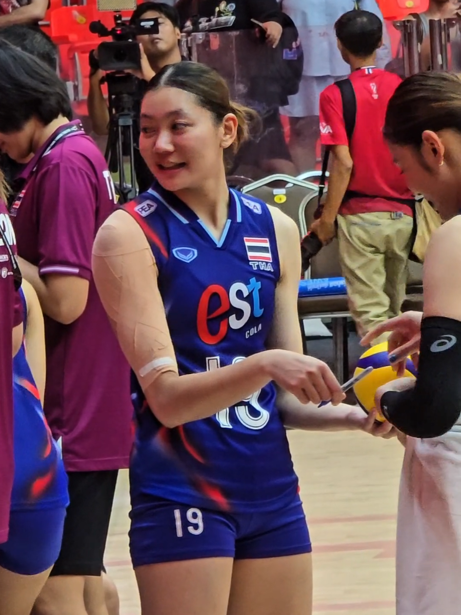 พี่คะ เซ็นให้หน่อยค่าาา😅🇹🇭🏐 #วอลเลย์บอลหญิงชิงแชมป์โลก2025 #วอลเลย์บอลหญิงทีมชาติไทย #วอลเลย์บอลหญิง #วอลเลย์บอล #volleyball 
