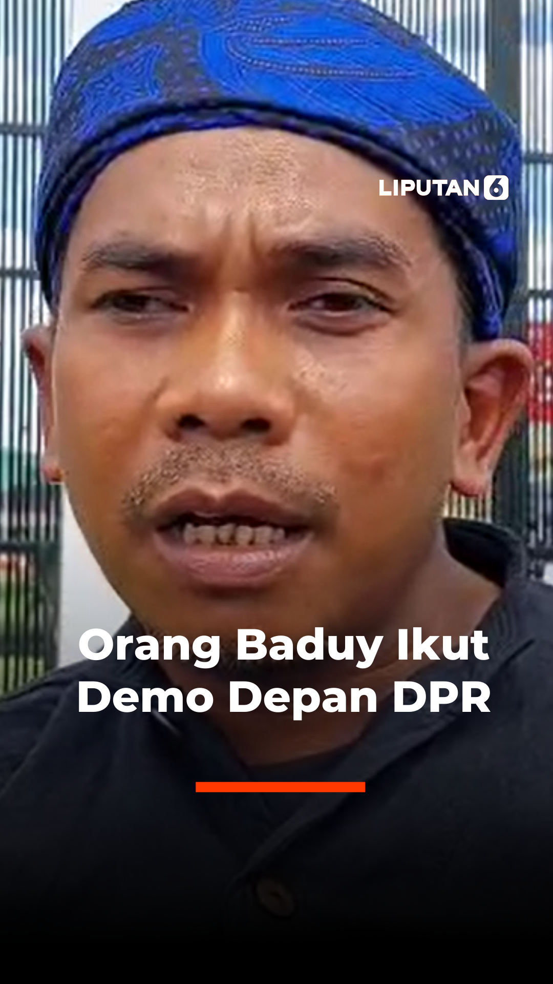 Rasja, pria asal Kampung Kanekes, Baduy luar nampak berjalan kaki dari Stasiun Palmerah menuju ke depan Gedung DPR/MPR, Jakarta. Keluhan disampaikan pria berusia 38 tahun tersebut. Dia menilai rakyat butuh pendapatan dan pekerjaan yang layak untuk menghidupi keluarganya. 