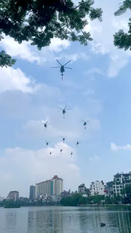 Biên đội Mi-171, Mi-17, Mi-8 thuộc các Trung đoàn 916, 917, 930 mang theo cờ Đảng, cờ Tổ quốc xuất phát từ sân bay Hoà Lạc tiến về Quảng trường Ba Đình bay tập luyện cho đại lễ A80 sáng ngày 28/08. #A80 #dieubinh #quandoinhandanvietnam 