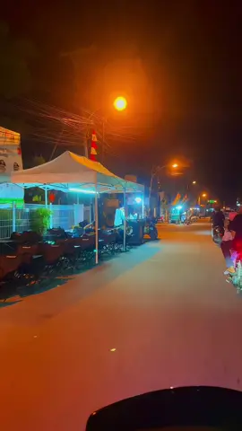 Sayup sayup ku mendengar berita yang di layang kan engkau akan di TUMBALKAN🤣 Mantap kali Tembilahan sekarang makin rame🫶 #tembilahanriau#jalansudirman#malam#lapangangajahmada#janganbaperhanyakonten🤪