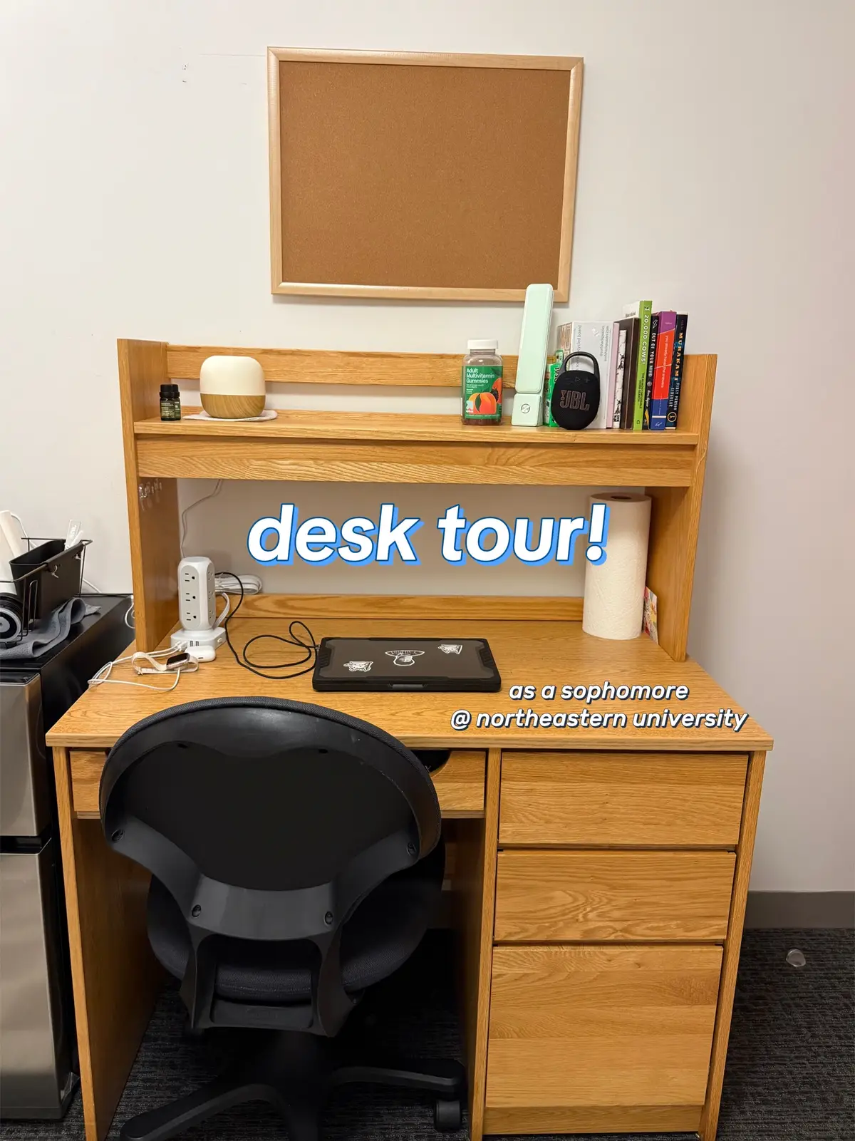 lowkey need to fill the bulletin board with stuff so if anyone has any suggestions please let me know! #desktour #collegedorm #dormtour #whatsinmydesk #organization 