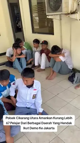Polsek Cikarang Utara Amankan 67 Pelajar Hendak Ikut Aksi Unjuk Rasa ke Jakarta, ada yang dari Karawang , Cirebon , Cikampek  Bekasi – Sebanyak 67 pelajar dari berbagai daerah berhasil diamankan aparat Polsek Cikarang Utara saat hendak berangkat ke Jakarta untuk mengikuti aksi unjuk rasa. Para pelajar tersebut terjaring patroli kepolisian di beberapa titik wilayah Cikarang Utara, Rabu (27/8/2025) malam sekitar pukul 23.30 WIB. Kapolsek Cikarang Utara Kompol Sutrisno, S.H., M.H. menjelaskan, pengamanan berawal ketika personel piket yang dipimpin IPDA Mualih, S.H. mendapati kerumunan massa remaja di kawasan Jalan Urip Sumohardjo (Pantura) dan Stasiun Cikarang. Hasil pemeriksaan menunjukkan mayoritas dari mereka adalah pelajar asal Kabupaten Indramayu, Cirebon, dan Cikampek, yang berencana menuju Jakarta untuk bergabung dalam aksi demonstrasi buruh di Gedung DPR/MPR RI. “Total ada 48 pelajar yang diamankan. Mereka rencananya berangkat dengan cara menumpang truk secara estafet dari daerah masing-masing. Saat diamankan, mereka juga membawa sejumlah bendera kelompok pelajar,” ungkap Kompol Sutrisno. Rincian Pelajar yang Diamankan •	Cibitung + Cikarang (Kab. Bekasi):  26 orang •	Cirebon: 11 orang •	Cikampek: 7 orang •	Indramayu: 28 orang • ⁠ Selain itu, ditemukan empat bendera kelompok pelajar yang turut diamankan, di antaranya bendera STM KANEZA (SMK N 1 Jatibarang Indramayu), Base 11,947 (SMK Teladan Kertasemaya Indramayu), Dhoskie Cikampek, serta STM 57 BASKO Batas Kota. Hasil penyelidikan sementara menyebutkan, para pelajar tersebut berangkat ke Jakarta karena terprovokasi informasi yang beredar di media sosial. Mereka termotivasi oleh narasi aksi pelajar STM yang kerap ditampilkan secara masif dan viral. Polisi khawatir aksi buruh pada 28 Agustus 2025 di Jakarta dapat ditunggangi kelompok anarko maupun massa pelajar. “Dari keterangan awal, ada indikasi penggerakan melalui grup media sosial. Kami akan mendalami siapa aktor yang mengakomodir dan menggerakkan para pelajar ini,” jelas Kapolsek. Kabupaten Bekasi disebut berpotensi menjadi jalur perlintasan massa aksi liar, baik menggunakan truk, kereta, maupun bus umum. Bahkan, polisi menemukan adanya pelajar asal Bekasi yang menyediakan tempat singgah bagi rombongan dari luar daerah. Kapolres Metro Bekasi KBP Mustofa, S.I.K., M.H. menegaskan, pihaknya akan meningkatkan upaya deteksi dini, penyekatan, serta koordinasi dengan pihak sekolah agar siswa tidak mudah terprovokasi. “Kami mengimbau masyarakat, khususnya para orang tua dan pihak sekolah, untuk mengawasi anak-anaknya. Jangan sampai mereka terlibat dalam kegiatan yang berpotensi merugikan diri sendiri maupun orang lain,” tegas Kapolres. Polres Metro Bekasi akan memperketat pengawasan di terminal, stasiun, serta jalur pantura. Selain itu, himbauan kepada masyarakat akan digencarkan untuk mencegah keterlibatan pelajar dalam aksi-aksi serupa.