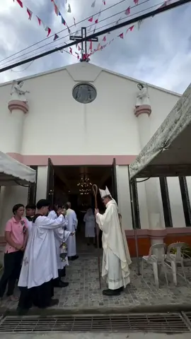 Một bầu khí linh thiêng chan hòa trong Ngày lễ mừng kính. Giữa tiếng hát, lời kinh và ánh nến lung linh, cộng đoàn cùng nhau dâng lên Thiên Chúa niềm tri ân sâu thẳm.  Sự hiện diện của Giám mục trong phẩm phục trắng tinh khôi chính là dấu chỉ của tình hiệp nhất và lòng trung thành với Đức Tin.  Ngày lễ mừng kính không chỉ là niềm vui của riêng một giáo xứ, mà còn là lời nhắc nhở mỗi người chúng ta: hãy luôn sống trọn vẹn trong đức tin, yêu thương và phục vụ.  #conggiao #catholic #thanhle #ngaylemungkink #ducme 