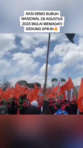 puluhan ribu buruh berdemonstrasi ke gedung DPR!🔥