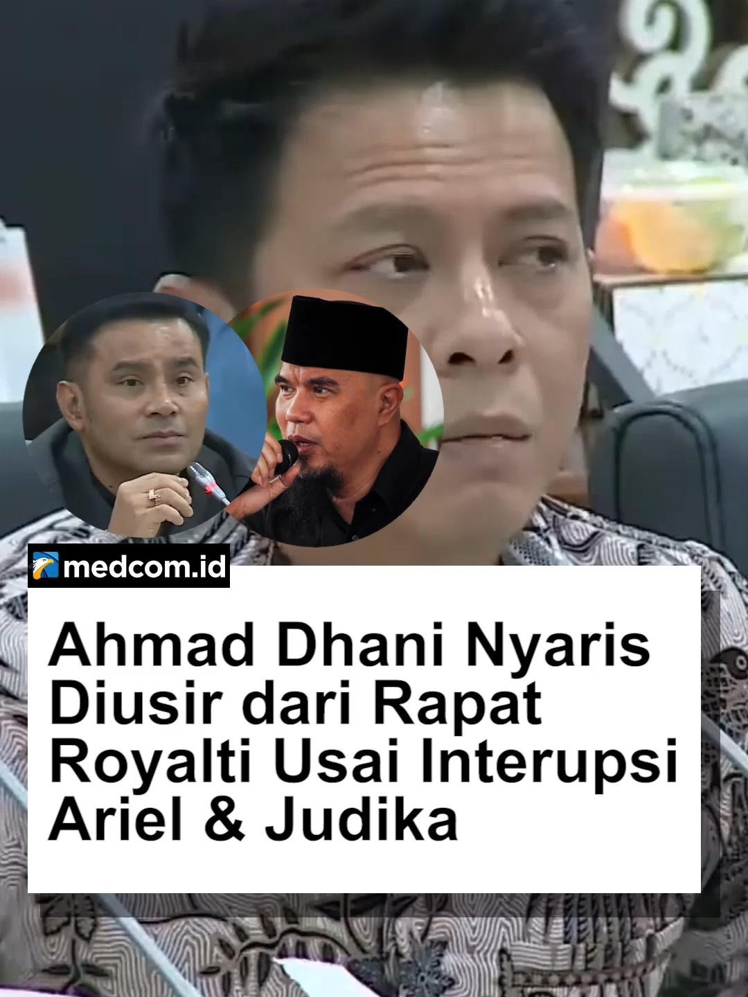 Rapat koordinasi soal polemik royalti musik di DPR berlangsung tegang. Ahmad Dhani, yang hadir sebagai perwakilan Asosiasi Komposer Seluruh Indonesia (AKSI) sekaligus anggota Komisi X DPR, sempat diingatkan keras oleh Ketua Komisi XIII DPR Willy Aditya karena terus memotong pembicaraan. Dhani dianggap tidak tertib usai berulang kali menginterupsi pernyataan Ariel NOAH, Wakil Ketua Umum Vibrasi Suara Indonesia (VISI). Willy menegaskan rapat tersebut bukan ruang debat. Situasi makin panas saat Judika menyoroti sistem pengelolaan dan distribusi royalti yang dinilai belum efektif. Dhani langsung menimpali dengan pertanyaan, “Kurang enaknya di mana?”. Hal itu membuat pimpinan rapat kembali memperingatkan Dhani, bahkan mengancam akan mengusirnya bila masih menyela. Dok. YouTube/Metro TV #ahmaddhani #royaltimusik #judika #arielnoah #polemikroyalti #medcomid