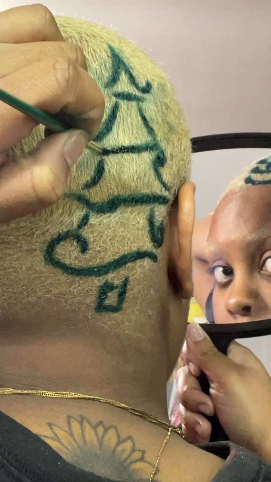 bully the algorithm!!!! never before posted hair designs , what should i do this christmas ?? #fyp #hairdye #hairdyedesigns #haircolor 