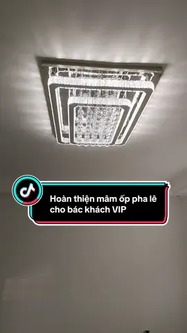 Lắp combo đèn này lên khách hàng quá là ưng Ý luôn ạ.. Đen có ba chế độ màu ánh sáng , có điều khiển từ xa tiện dụng.. Mâm đèn là inox tráng gương cao , toàn bộ viên là pha lê sáng bóng.. #denoptran #denoptranhiendai #denoptranphale #denoptranphongkhach #dentranhiendai 