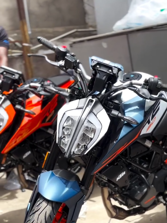 The Gen 3 KTM 160 Duke is a new streetfighter motorcycle featuring a 164.2cc liquid-cooled engine, an aggressive design, a SuperMoto ABS system, and an LCD display.#creatorsearchinsights #duke160 #viralbikevideos #motolover #unfrezzmyaccount 