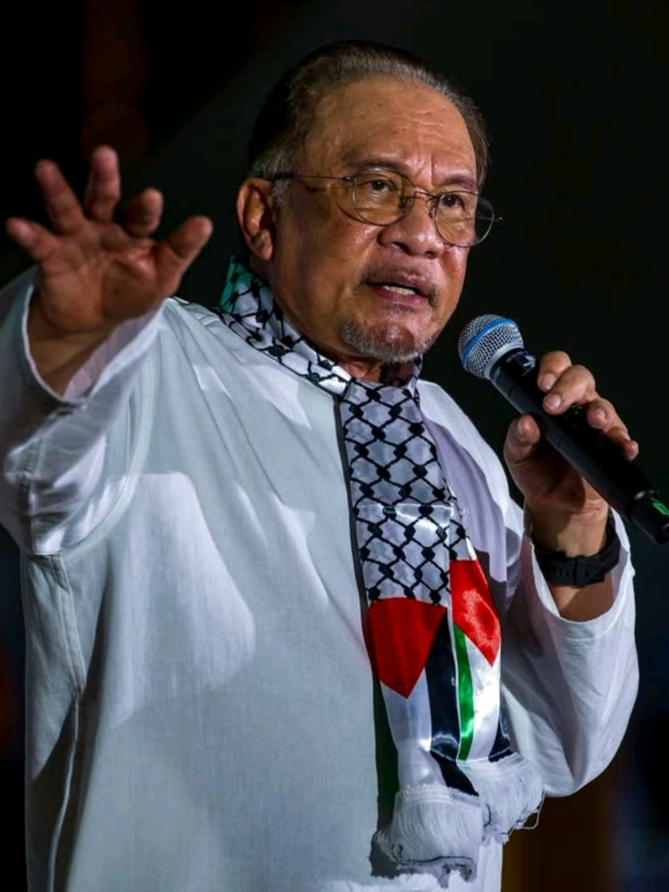 🇲🇾 Malaysia Teguh Bersama Palestin: Tekad Rakyat, Semangat Merdeka Puluhan ribu rakyat Malaysia bersama YAB PM Dato’ Seri Anwar Ibrahim berhimpun, menyatakan tekad bersama rakyat Gaza. Dunia menyaksikan bagaimana kita bersatu menolak kezaliman dan menuntut keadilan yang telah lama dinafikan. Tanah dirampas. Rumah dimusnahkan. Anak-anak dan wanita dibunuh. Namun Malaysia tidak pernah berpaling. Dari Tokyo ke Beijing, New Delhi hingga Eropah, suara Palestin sentiasa dibawa ke pentas dunia. Kerajaan MADANI terus menyalurkan bantuan, dan kini tambahan dana RM100 juta diumumkan demi rakyat Palestin. Walau perjalanan ini melelahkan, janji Allah jelas: pertolongan-Nya dekat. Sempena bulan kemerdekaan, kita hidupkan semangat pejuang lampau – menentang penjajahan, memperjuangkan kebebasan. Pada 31 Ogos nanti, aktivis kemanusiaan Malaysia akan belayar ke Gaza, membawa doa dan solidariti kita semua. Ini bukan suara parti. Bukan suara kaum. Ini suara rakyat Malaysia yang menuntut keadilan. Kepada saudara kita di Gaza: ketahuilah, Malaysia sentiasa bersama kalian. Selamanya. Free Palestine! 🇵🇸 #MalaysiaMADANI #RancakkanMADANI #MADANIBekerja #FreePalestine #StandWithPalestine 