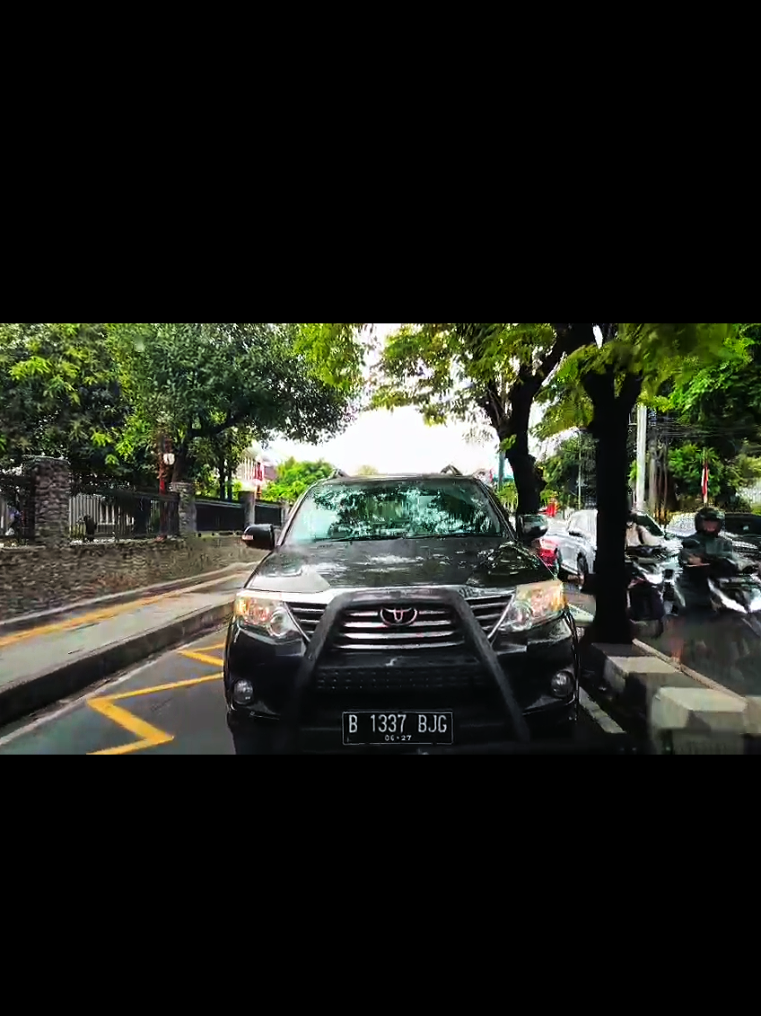 lokasi : simpang 4 mirota kampus jogja kronologi : ambulance dari arah timur hendak menuju ke utara ke RSUP dr.Sardjito mengantar pasien kontrol. saat belok arah ke utara mobil fortuner hitam blong kanan lawan arus (contraflow) hingga adu muka dengan unit ambulance RSAF. mobil di paksa mundur oleh ambulance karena menghalangi lajur ambulance. mohon berkendara sesuai aturan lalu lintas.jangan asal memaksakan kehendak dan merugikan dan membahayakan orang lain. semoga menjadi pembelajaran bersama. #pelanggaran #ambulance #insiden #lawanarah #ambulanceindonesia  @cctv_ambulance_depok @cctvambulanceyogyakarta @cctvambulanceklaten @cctvambulanceindonesia 