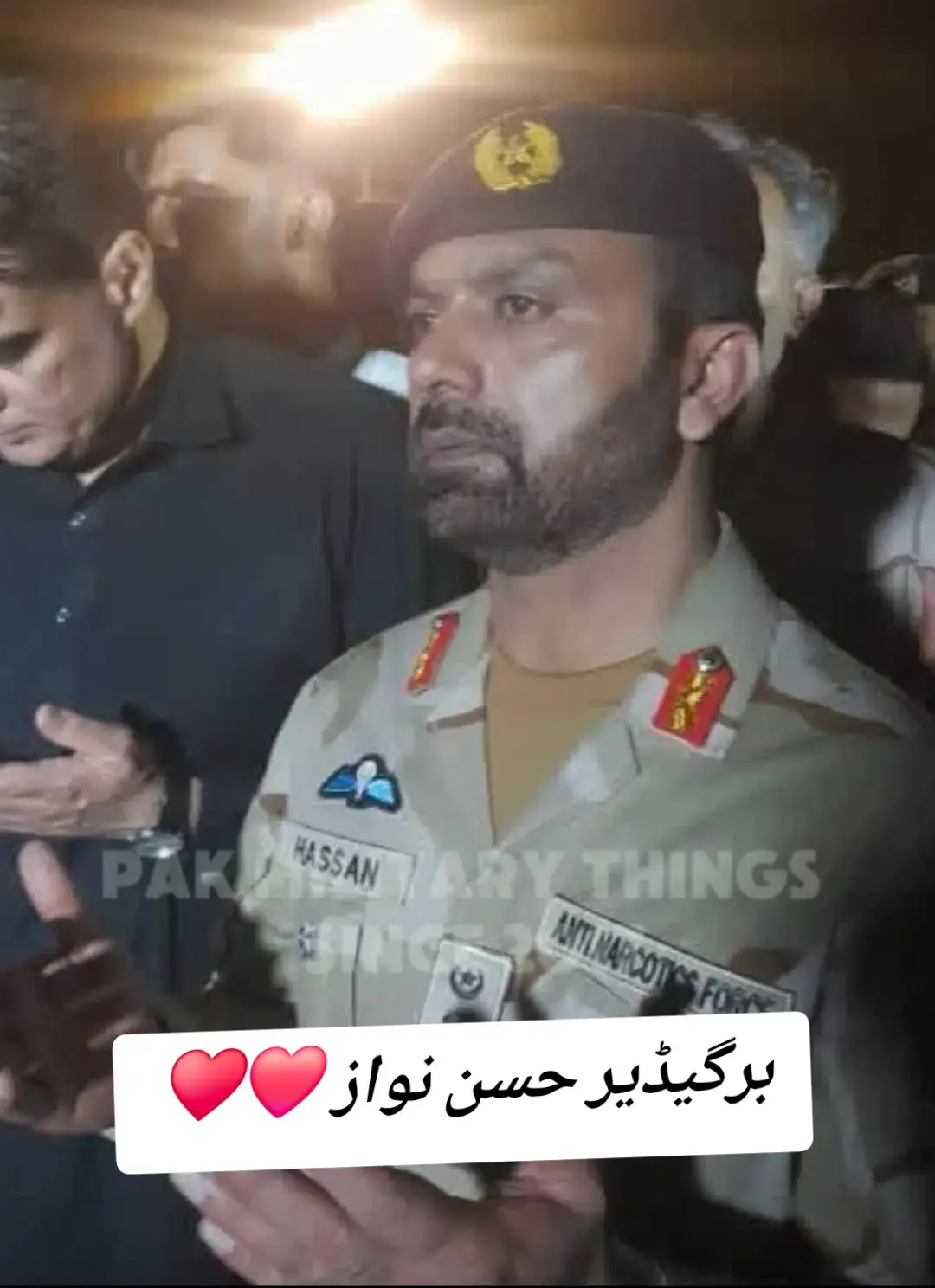 برگیڈئیر راجہ حسن عباس کی آنکھوں میں تیرتا درد💔 اس باپ کے دل پر کیا بیت رہی ہوگی جس کے گھر شادی کی شہنائیوں نے گونجنا تھا اور آج اسی جگر گوشے کو سپرد خاک کر رہے ہیں۔  اللہ کی مصلحتیں ہم نہیں سمجھ سکتے۔ اللہ تعالی کیپٹن تیمور حسن کے درجات بلند فرمائیں اور انکے والدین کو صبر جمیل عطا فرمائیں آمین۔  بہت ساری دعائیں ان دکھی دلوں کے لئے😢