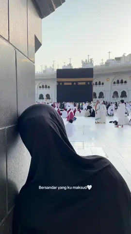 Dengan view ka’bah dan mama abah lagi foto berdua. MasyaAllah🤍✨