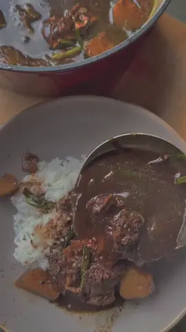 Rawon adalah sup daging sapi berkuah hitam pekat yang berasal dari Jawa Timur, Indonesia, dan terkenal dengan warna khasnya yang berasal dari penggunaan biji keluak. Makanan ini memiliki cita rasa gurih kaya rempah dengan daging empuk, dan sering disajikan dengan nasi putih, tauge, telur asin, kerupuk, dan sambal.  #tanahjawa #sukujawa #jawapremium #adatjawa #budayajawa #jawapride #jawa #jatim #rawon 