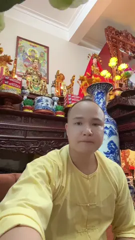 Trần gian đồng cốt lắm đứa nó cũng u mê bất ngộ ko được bằng người ta thi nghi ra đủ câu từ để dìn suống rốt thi phai chịu kho học hoi mới giỏi được chứ mấy cô mấy cậu