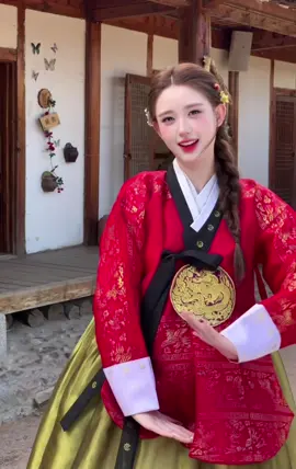 ✨💃 #TOUR_HÀN ƯU ĐÃI THÁNG 9 — 5N4Đ (KHỞI HÀNH 24/9) 🇰🇷 ❣️ Bạn đã sẵn sàng cho một chuyến đi vừa lãng mạn vừa sôi động giữa lòng Seoul chưa? Hãy cùng chúng tôi trải nghiệm trọn vẹn văn hóa — ẩm thực — giải trí — mua sắm trong hành trình 5 ngày 4 đêm, bay thẳng cùng Vietnam Airlines, nghỉ khách sạn 4★ trung tâm — mọi điểm hấp dẫn đều được gói gọn trong tour này! 🔥 Điểm nhấn & trải nghiệm không thể bỏ qua 🌿 Đảo Nami — cảm nhận khung cảnh thơ mộng làm bối cảnh cho nhiều bộ phim Hàn nổi tiếng, lý tưởng để sống ảo và dạo bộ thư thái. 🌉 Cầu kính Soyangang — thử thách cảm giác mạnh với con đường kính trong suốt dài 156m, nhìn thẳng xuống thung lũng tuyệt đẹp. 🎡 Seoul Land — công viên giải trí truyền thống với hơn 40 trò chơi hấp dẫn; ngày vui quên lối về cho cả gia đình. 🗼 Tháp Namsan (Seoul Tower) — ngắm toàn cảnh thủ đô từ trên cao, hoàng hôn lên ảnh đẹp mê li (vé lên tháp tự túc). 🏯 Cung điện Gyeongbok & Nhà Xanh — khám phá lịch sử Hoàng gia, ngắm kiến trúc triều đại Joseon và Dinh Tổng thống độc đáo. 📚 Thư viện Starfield (COEX Mall) — góc sống ảo văn minh cùng hàng ngàn đầu sách và kiến trúc ấn tượng. 💄 Trải nghiệm làm đẹp Hàn Quốc — học cách trang điểm, dùng sản phẩm dưỡng da đúng chuẩn Hàn. 🥘 Trải nghiệm văn hoá: làm Kimchi, mặc Hanbok chụp ảnh lưu niệm — những khoảnh khắc mang tính văn hoá khó quên. 🛍️ Myeongdong & Duty Free — shopping thả ga các thương hiệu Hàn Quốc nổi tiếng, quà lưu niệm chất lượng. 🌿 Thăm Trung tâm nhân sâm & shop tinh dầu thông đỏ — mua sắm quà tặng sức khỏe đặc sản Hàn. 📌 Thông tin nhanh 🔸 Thời gian: 5 ngày 4 đêm 🔸 Khởi hành: 24/9 🔸 Hãng bay: Vietnam Airlines (VN414 — VN417) 🔸 Khách sạn: 4★ trung tâm Seoul 🔸 Giá trọn gói: 16.990.000 VNĐ / người (áp dụng đoàn ghép lẻ) 🔸 Bao gồm: vé máy bay khứ hồi, khách sạn, ăn theo chương trình, HDV, vé tham quan (theo chương trình), bảo hiểm du lịch, phí visa… 🔸 Lưu ý: một số hoạt động/ vé lên tháp hoặc trò chơi tự túc; tip HDV & lái xe theo quy định. 📩 Book sớm ngay cùng #TRÀNG_AN_TRAVEL — chỗ có hạn! Inbox ngay để chúng tôi tư vấn chi tiết hành lý, lịch bay, chương trình ăn uống và giữ chỗ ưu tiên. 📞 0367.844.789  #xuhuong #dulichhanquoc #hanquoc k