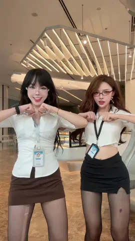 2 chị em trốn việc đi quay tóp tóp 😆 @Bảo Khuyên 