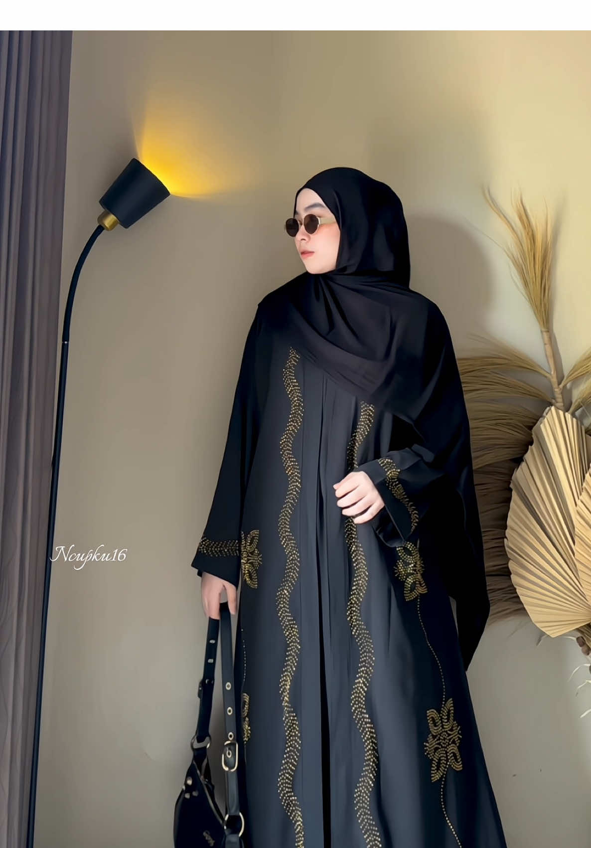 Abanya medina warna hitam, abaya outer tp sudah menyatu tidak bisa lepas pasang, dapet bross cantik 😍 #abaya #abayagirls #abayaantiuv #abayastyle #abayaouter 