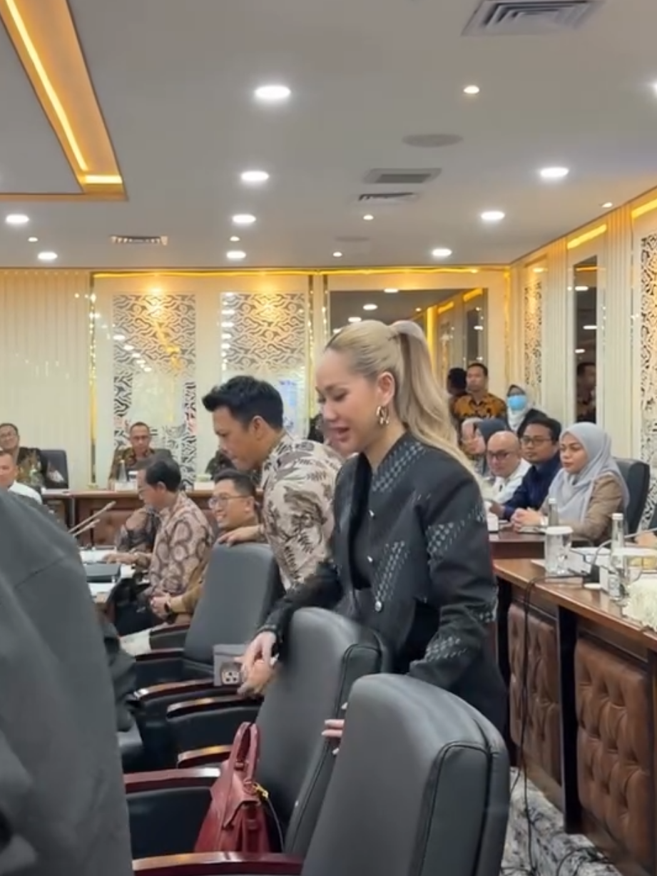 momen Gagah Berani @arielnoah @itsmebcl_ @judika.official menghadiri RAPAT di DPR RI ! #arielnoah #bcl #judika #sidang #rapatdpr 