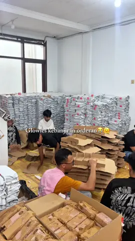 Warehouse Glowies kebanjiran? 😭👀  #glowiesbeauty #moisturizerglowiesbeauty #serumalisdanbulumataglowies #dreamymoisturizer 