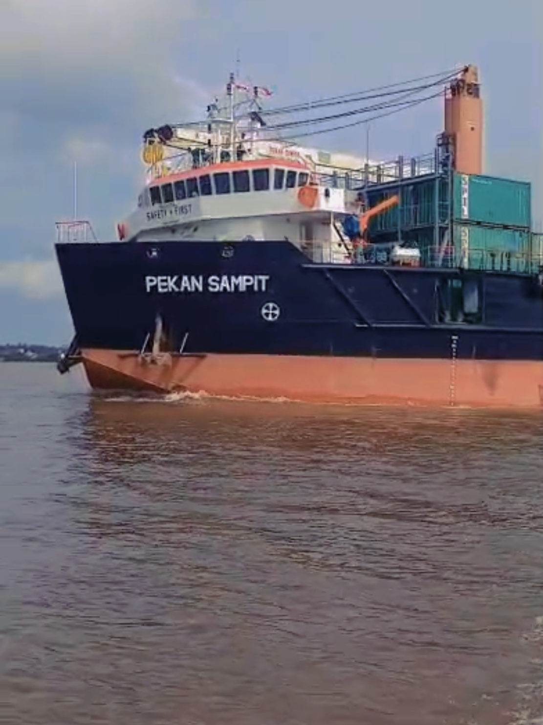 Sesuai namanya masuk alur sampit ya ini lah salah satu kapal kontainer KM PEKAN SAMPIT yg berlabuh di bagendang, masuk alur sampit video by @agus.gunawan9691 dari pilot vessel MP DRUPADI #mvpekansampit #kapalkontainer #sungaimentaya #pilotvessel #pelabuhanbagendangsampit 