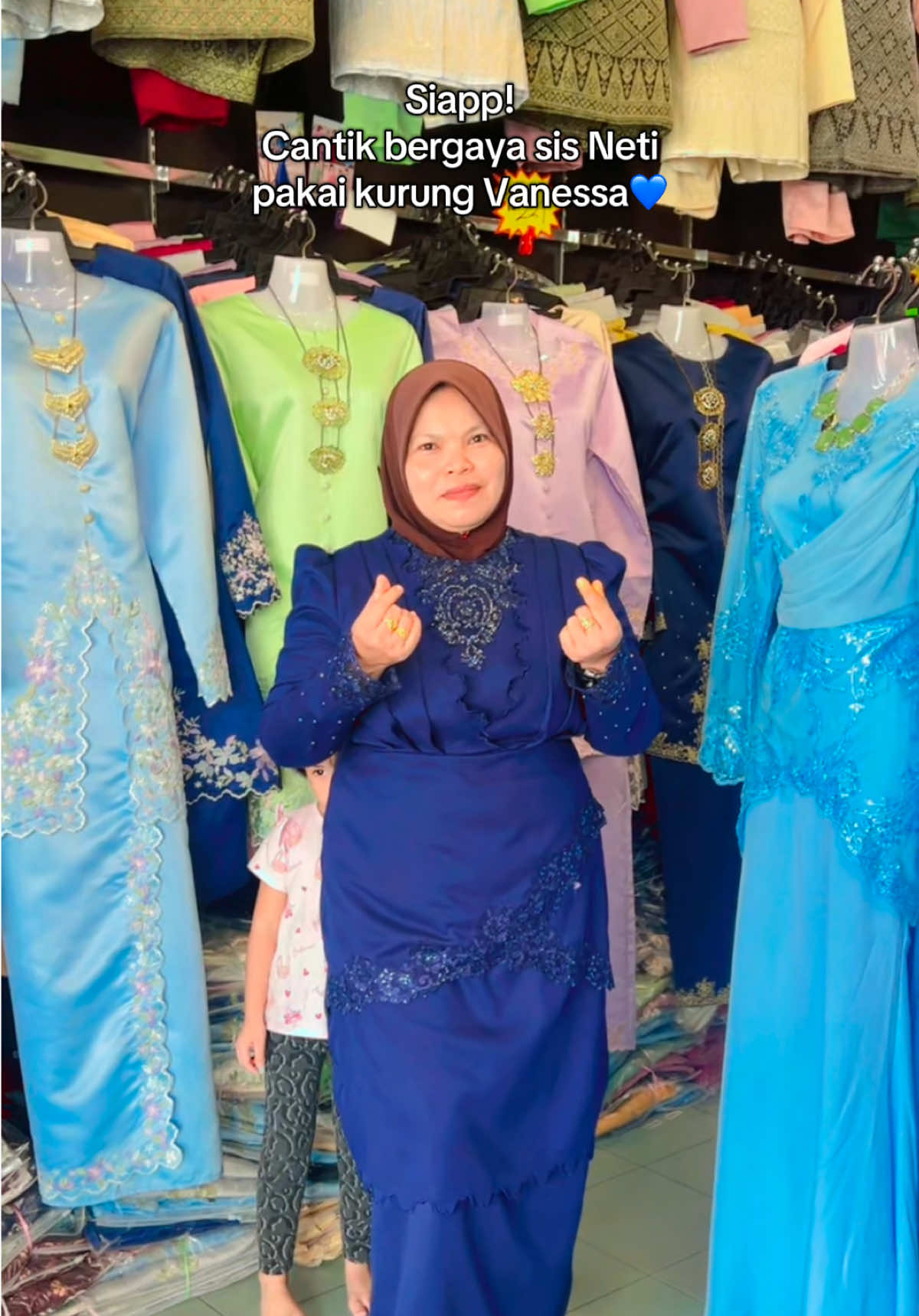 Cantik bergayaa Sis Neti with kurung Vanessa.Thanks & Comes again darling❤️. Nak outfit on point untuk special event?  You know where to go!  📍Elly.Emylia Butik (berhadapan Dominos Pizza Pontian)  #ellyemylia #butikbajuviral #butikbajucantik #butikbajupontian #butikbajujohor  