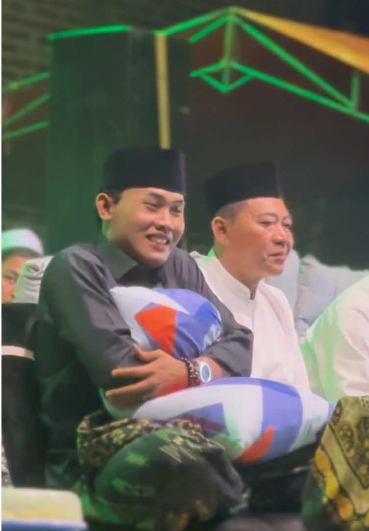Yok sopo seng pengen dadi bantal e ? 😭😭. Selamat datang di bumi Ponorogo gus ell ❤️❤️❤️. Pengajian gus Ellham Yahya di Ngasinan Ponorogo . #viralditiktok #viral_video #fy #viral?videotiktok😇 #fypageシ♡❤️ @MT. IBADALLAH OFFICIAL 