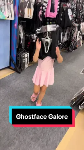 Everybody’s a suspect!!! #ghostface #ghostfacecosplay #scream7 #scarytok 
