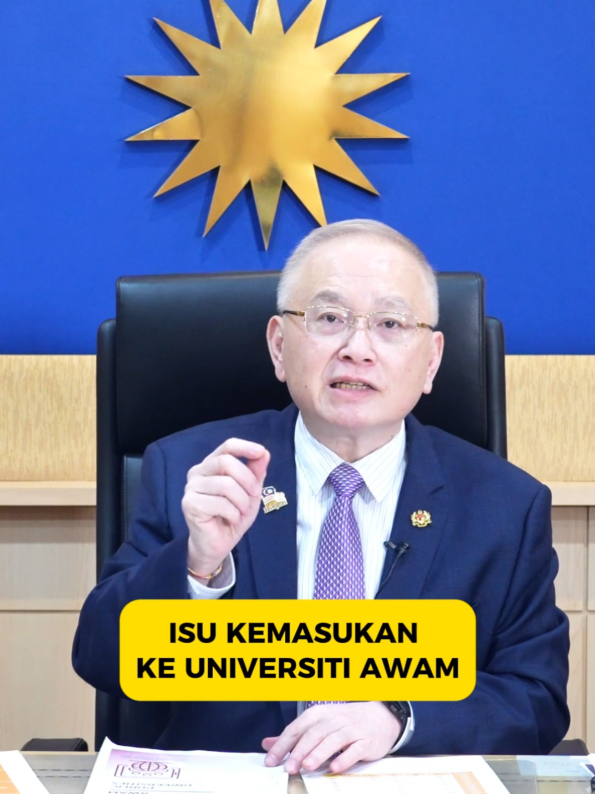 Realiti di Universiti Awam kini jelas. Kadar pertumbuhan (CAGR) kemasukan dan enrolmen prasiswazah dan pasca-siswazah bagi pelajar asing jauh meninggalkan pelajar tempatan - kalau boleh buka ruang begitu banyak kepada pelajar asing, kenapa tidak pelajar tempatan? Kementerian Pendidikan Tinggi perlu jawab mengenai dakwaan bahawa pelajar telah ditawarkan kursus menerusi Saluran Terbuka di bulan Julai 2025 sebelum keputusan Saluran Perdana UPU yang dijangka pada minggu pertama September 2025? Ini bercanggah dengan kenyataan Timbalan Menteri Pendidikan Tinggi di Kamar Khas! Apakah logiknya bilangan graduan kursus perubatan di Universiti Malaya melebihi bilangan tempat yang ditawarkan?  Semua di atas saya sudah dedahkan menggunakan data dan maklumat daripada laman KPT sendiri, laporan universiti dan MyMoheS. Kementerian Pendidikan Tinggi mesti tampil segera dan beri penjelasan kepada persoalan yang masih tidak terjawab sejak bulan Jun 2025 lagi: 1. Apakah justifikasi peningkatan yuran begitu mendadak bagi Saluran Terbuka sehingga pelajar-pelajar tempatan dipinggirkan demi penjanaan?  2. ⁠Mengapa pelajar berkelayakan STPM terus dipinggirkan dalam pengambilan ke kursus kritikal melalui Saluran Perdana UPU sedangkan mereka juga ditawarkan kursus yang sama menerusi Saluran Terbuka? #WeeCare #JurucakapRakyat 