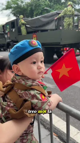 Nhà tôi có treo 1 lá cờ  #voicondenroi #voiconsayhi #voifamilyhanoi #baby #hanoi 