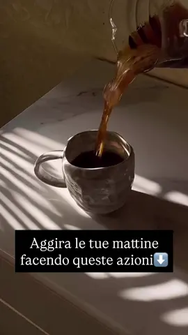 Non sapete come aggirare la vostra classica ‘morning routine’ dove vi svegliate che siete stanche e senza energia? Ora vi faccio vedere cosa faccio io in soli 30’ ⏰ 👉🏻Inizia bevendo dell’acqua appena ti svegli, in questo modo reidraterai il tuo corpo, attiverai il metabolismo, avrà anche una funzione depurativa, favorisce la regolarità intestinale e per ultimo migliorerà la tua concentrazione  👉🏻Fai un leggero stretching per attivare il sistema linfatico e farti avere una postura migliore 👉🏻Al posto di usare il telefono appena ti svegli, cosa sbagliatissima, programma la tua giornata o anche la tua settimana su un agenda e programmati degli obiettivi da portare a termine  👉🏻Esci all’aria aperta per 5’, il sole fa bene alla pelle e l’aria fresca schiarisce la mente  👉🏻Fai una cosa che ti piace per almeno 5’ — senza schemi. Lascia che la tua mente ed il tuo corpo si rilassino per iniziare al meglio la mattinata  • • • La maggior parte delle persone la mattina è sempre di fretta, si sveglia già che i propri pensieri vanno a 2000, senza avere degli obiettivi. Diversificati, perché tu puoi, con questi hacks ⬆️che ti ho dato le tue mattine saranno più calme e sia la tua mente che il tuo corpo ringrazieranno 🫶🏻 📌Salva il video e condividilo con chi pensa che le mattine siano solo “dai corri che è tardi”   #womenbusiness #facelessmarketing #mindset #worksmarter #businesstips  